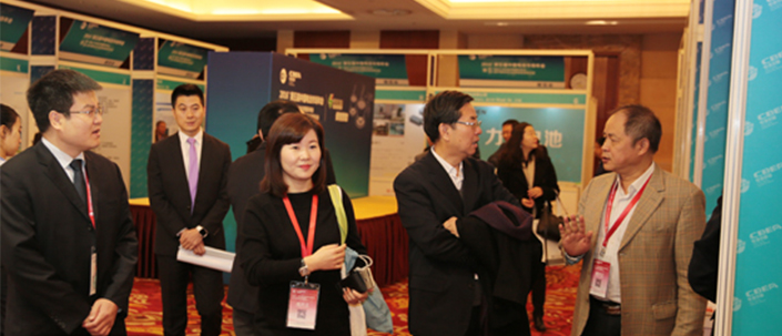 圖為“2016第一屆動力電池應(yīng)用國際峰會”電池中國網(wǎng)總編輯張雨與嘉賓參觀企業(yè)展廳