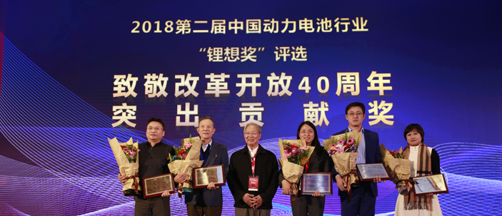 圖為榮獲“致敬改革開(kāi)放40周年-突出貢獻(xiàn)獎(jiǎng)”的人物（領(lǐng)獎(jiǎng)代表）合影