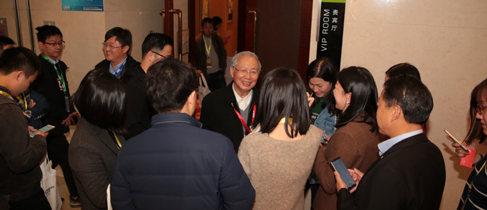 圖為媒體記者正在采訪(fǎng)嘉賓