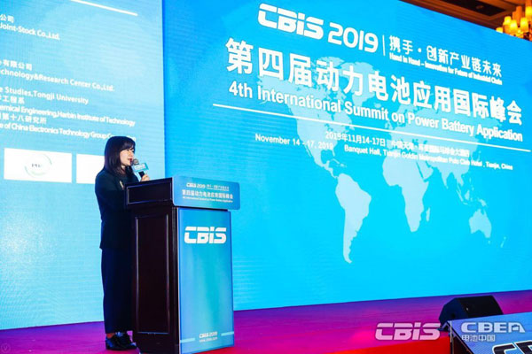 中國(guó)化學(xué)與物理電源行業(yè)協(xié)會(huì)動(dòng)力電池應(yīng)用分會(huì)秘書長(zhǎng)張雨主持開(kāi)幕式