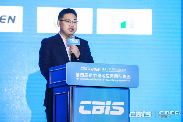 蜂巢能源科技有限公司總經(jīng)理?xiàng)罴t新主持會(huì)議