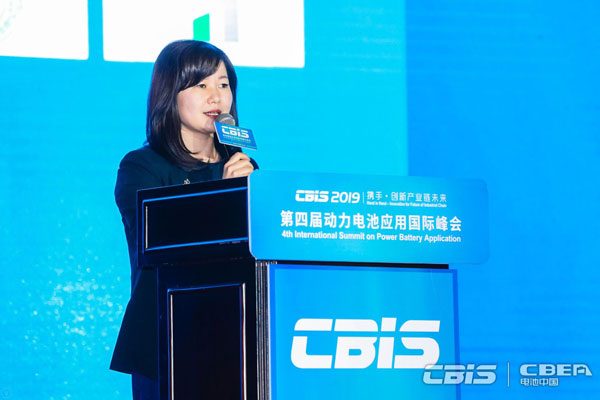 中國(guó)化學(xué)與物理電源行業(yè)協(xié)會(huì)動(dòng)力電池應(yīng)用分會(huì)秘書(shū)長(zhǎng)張雨主持開(kāi)幕式