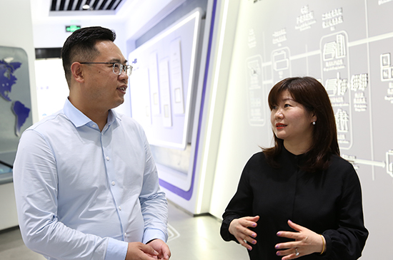 《洞見(jiàn)》節(jié)目組在蜂巢能源交流參觀