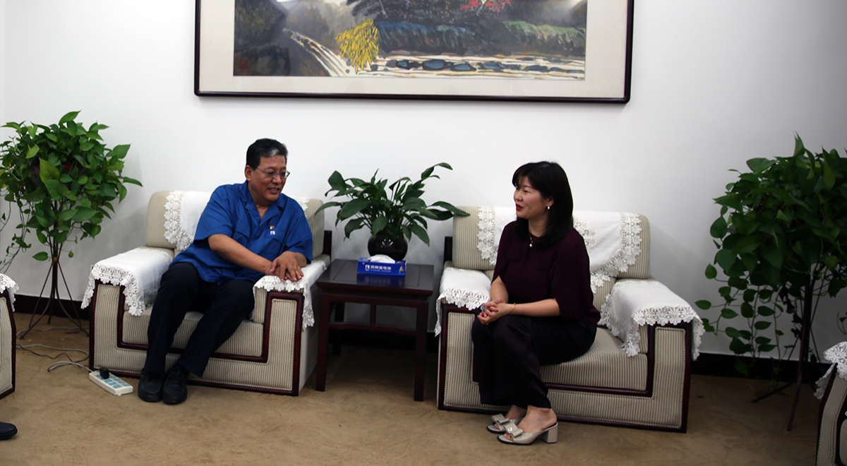 節(jié)目組與風(fēng)帆有限責(zé)任公司董事長李勇進(jìn)行交流