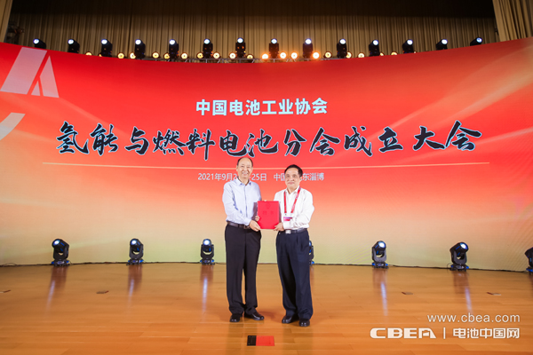 中國電池工業(yè)協(xié)會(huì)劉寶生理事長為分會(huì)專家代表頒發(fā)聘書
