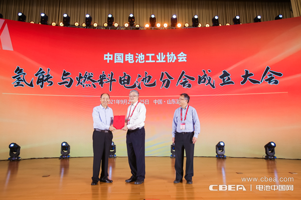 中國電池工業(yè)協(xié)會(huì)劉寶生理事長為分會(huì)專家代表頒發(fā)聘書