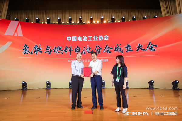 中國電池工業(yè)協(xié)會(huì)劉寶生理事長為分會(huì)專家代表頒發(fā)聘書