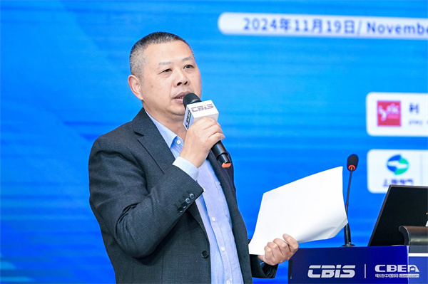 動(dòng)力電池應(yīng)用分會(huì)副秘書(shū)長(zhǎng)/電池中國(guó)網(wǎng)總編輯張守國(guó)主持本場(chǎng)論壇 動(dòng)力電池應(yīng)用分會(huì)副秘書(shū)長(zhǎng)/電池中國(guó)網(wǎng)總編輯張守國(guó)主持本場(chǎng)論壇