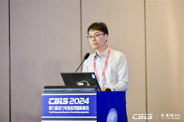 同濟(jì)大學(xué)助理教授姜波主持上午論壇